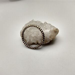 Simplistic gold toned ring size 7